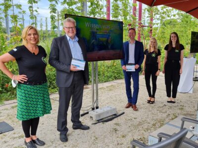 (von links): Eva Rundholz (Regionalmanagement Stadt Bayreuth), Oberbürgermeister Thomas Ebersberger, Landrat Florian Wiedemann, Jana-Lisa Mönch (Regionalmanagement Landkreis Bayreuth) und Anna Krombacher vom Kernkompetenzzentrum Finanz- & Informationsmanagement Projektgruppe Wirtschaftsinformatik des Fraunhofer FIT.