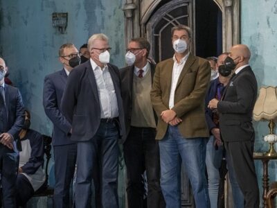 Söder, Ebersberger und weitere Menschen auf der Bühne des Markgräflichen Opernhauses.