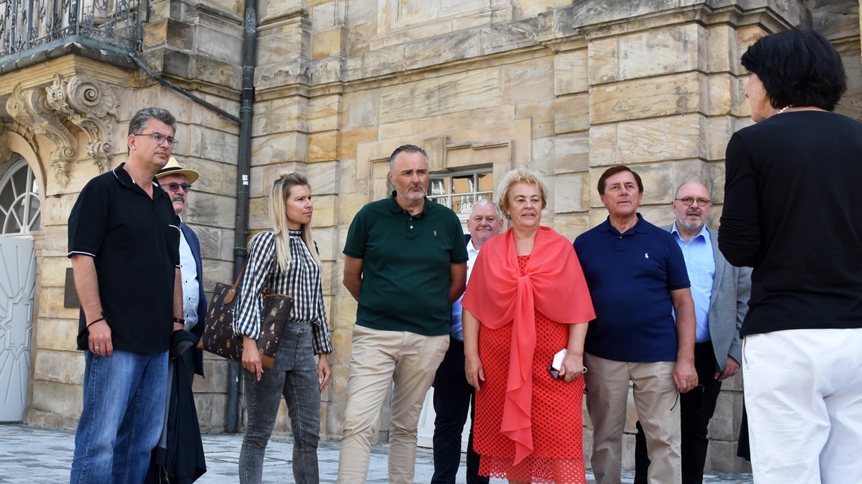 Gäste aus dem Burgenland und der Partnerstadt Rudolstadt vor dem Opernhaus.