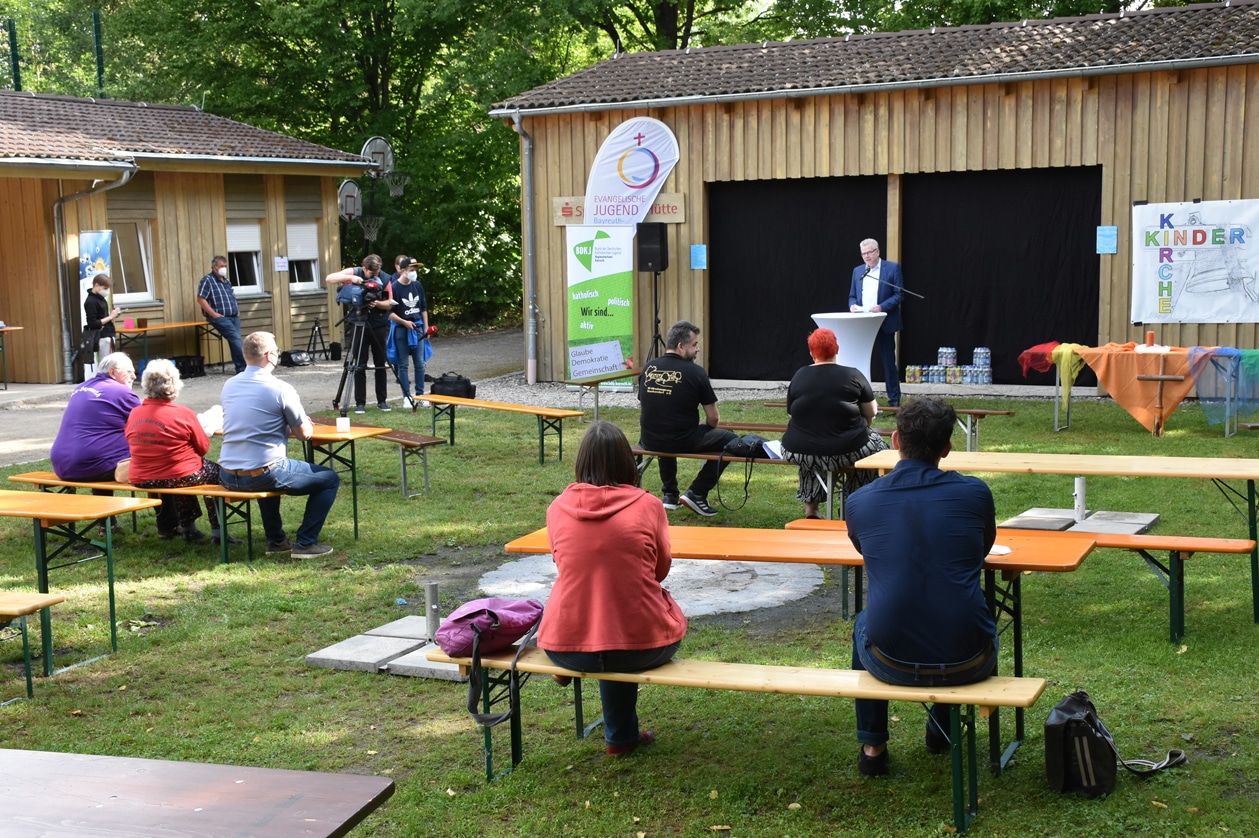 Ob Ebersberger vor Zuhörern am Rednerpult.