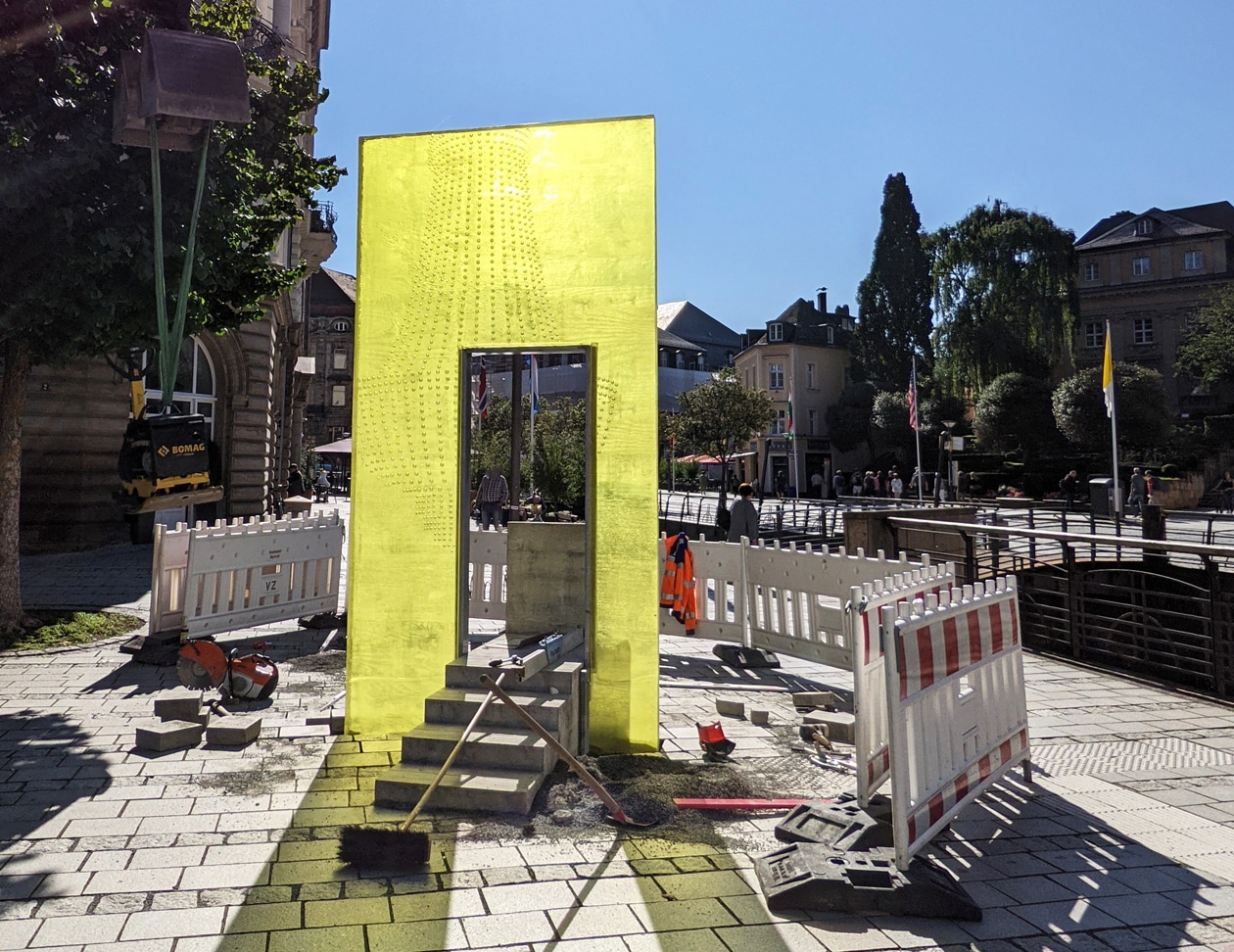 Skulptur "Lucy" mit senkrechter, gelber Gießharzplatte.ge