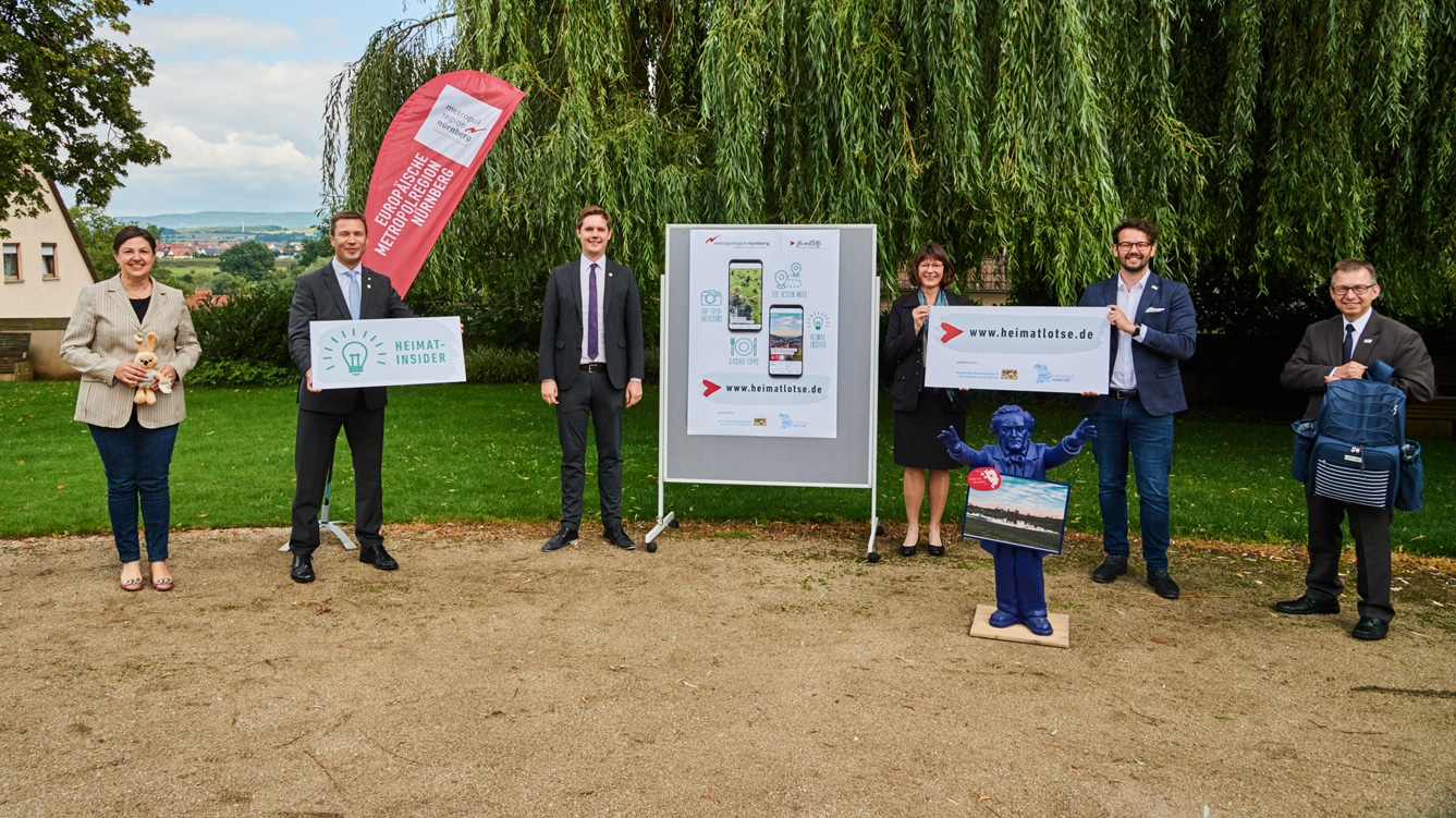 Unser Foto (von links): Angela Hofmann, 1. Bürgermeisterin Stadt Kronach, Matthias Dießl, politischer Sprecher Forum Heimat und Freizeit und Landrat Landkreis Fürth, Jonas Glüsenkamp, Geschäftsführer Forum Heimat und Freizeit und 2. Bürgermeister Stadt Bamberg, Angelika Schäffer, fachliche Sprecherin Forum Heimat und Freizeit und Geschäftsführerin Tourismusverband Franken, Andreas Zippel, 2. Bürgermeister Stadt Bayreuth, und Stefan Schuster, 2. Bürgermeister Stadt Burgbernheim. | Foto: Jürgen Schraudner, Stadtarchiv Bamberg.