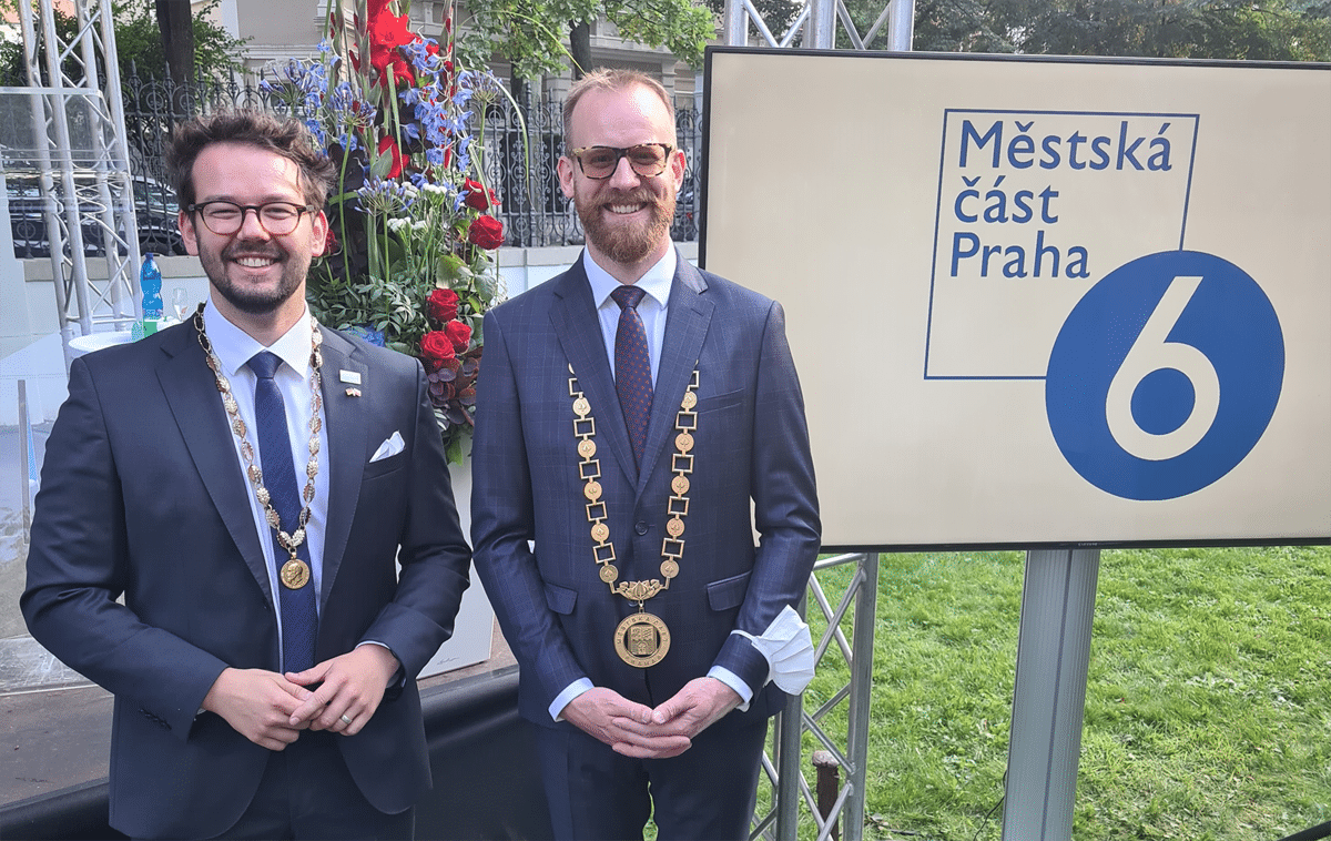 501 Ondřej Kolář (2) Bürgermeister Zippel und Bürgermeister Kolar vor einem Schild.