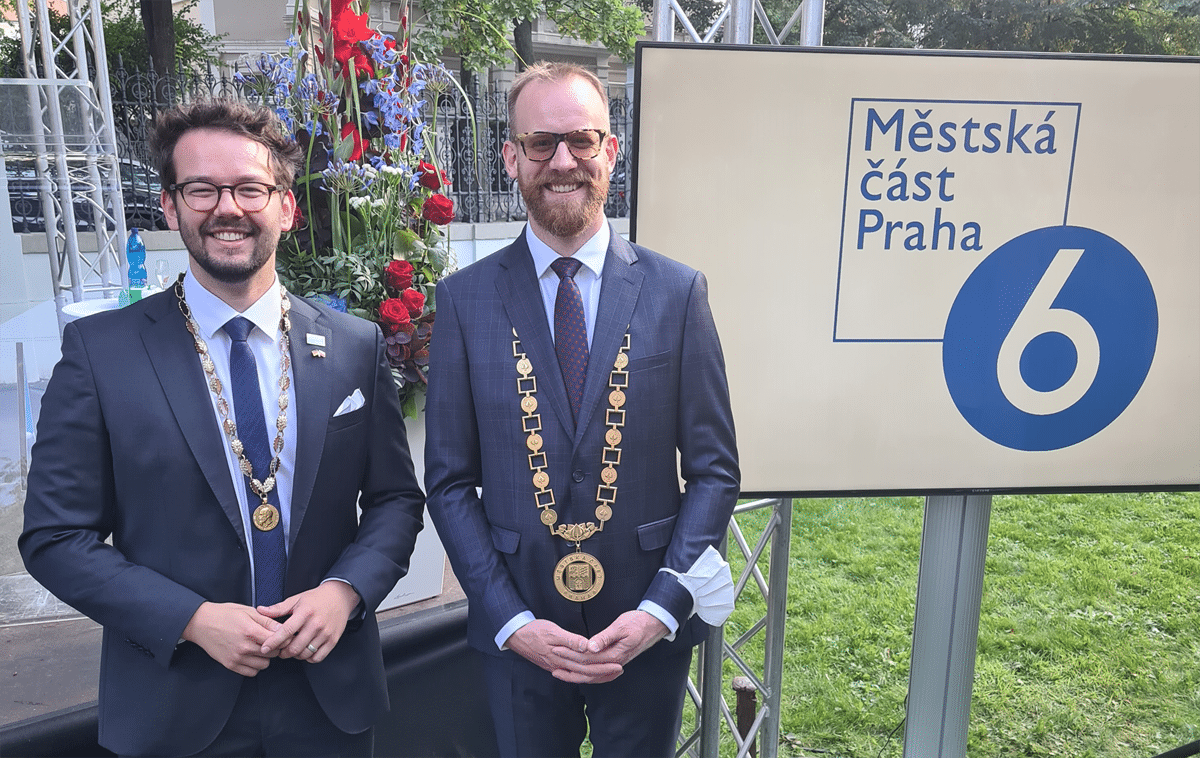 Bürgermeister Zippel und Bürgermeister Kolar vor einem Schild.