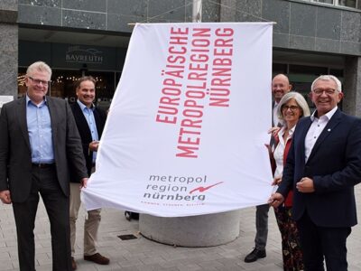 Bayreuth zeigt Flagge für die Metropolregion Nürnberg (v.l.n.r.): Thomas Ebersberger (Oberbürgermeister der Stadt Bayreuth), Günter Finzel (Geschäftsführer des Forums Verkehr und Planung der Metropolregion Nürnberg und Leiter Strukturentwicklung Stadt Bayreuth), Prof. Dr. Klaus L. Wübbenhorst (Wirtschaftsvorsitzender der Metropolregion Nürnberg), Dr. Christa Standecker (Geschäftsführerin der Metropolregion Nürnberg), Johann Kalb (Ratsvorsitzender der Metropolregion Nürnberg und Landrat des Landkreises Bamberg)