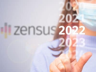 Eine Frau tippt mit ihrem Finger auf die Jahreszahl 2022