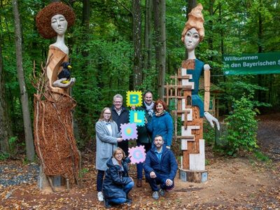 Unser Foto zeigt (von links) Irmhild Helldörfer (Jugendamt), Neele Boderius (Bloggerin), Oberbürgermeister Thomas Ebersberger, Stefan Greißinger (Stadtjugendring), Siglinde Seidler-Rieß (Jugendamt) und Jakob Baumgartner (Media Experts) am Eingang des neuen Walderlebnispfades – der auch in einem Blogbeitrag als Ausflugstipp vorgestellt wird.