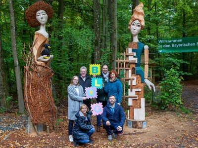 Unser Foto zeigt (von links) Irmhild Helldörfer (Jugendamt), Neele Boderius (Bloggerin), Oberbürgermeister Thomas Ebersberger, Stefan Greißinger (Stadtjugendring), Siglinde Seidler-Rieß (Jugendamt) und Jakob Baumgartner (Media Experts) am Eingang des neuen Walderlebnispfades – der auch in einem Blogbeitrag als Ausflugstipp vorgestellt wird.