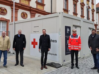 Unser Foto zeigt (von links): Berufsmäßiges Stadtratsmitglied Ulrich Pfeifer, Referent für Personal, Recht, öffentliche Sicherheit und Ordnung bei der Stadt Bayreuth, Oberbürgermeister Thomas Ebersberger, Landrat Florian Wiedemann, Richard Knorr; stellvertretender Kreisgeschäftsführer des BRK-Kreisverbands Bayreuth, und Korbinian Specht, Geschäftsführer der SKS Ambulanz gGmbH.