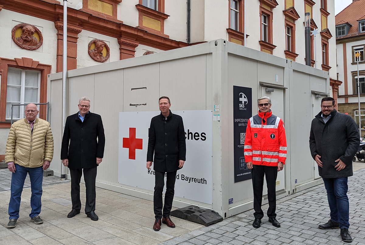 Unser Foto zeigt (von links): Berufsmäßiges Stadtratsmitglied Ulrich Pfeifer, Referent für Personal, Recht, öffentliche Sicherheit und Ordnung bei der Stadt Bayreuth, Oberbürgermeister Thomas Ebersberger, Landrat Florian Wiedemann, Richard Knorr; stellvertretender Kreisgeschäftsführer des BRK-Kreisverbands Bayreuth, und Korbinian Specht, Geschäftsführer der SKS Ambulanz gGmbH. © Stadt Bayreuth