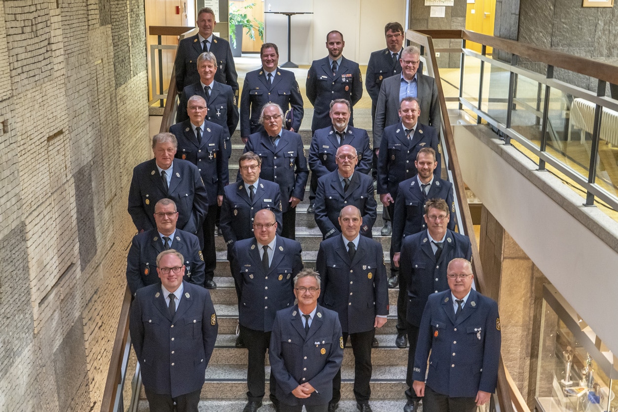 Gruppenfoto auf der Rathaustreppe mit Mitgliedern der Freiwilligen Feuerwehr.