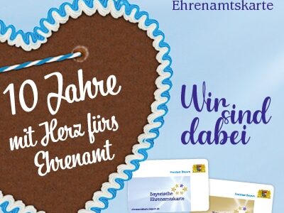 10 Jahre Ehrenamtskarte Banner mit Abbildung der Ehrenamtskarten und Lebkuchenherz mit Aufschrift "10 Jhre mit Herz fürs Ehrenamt"