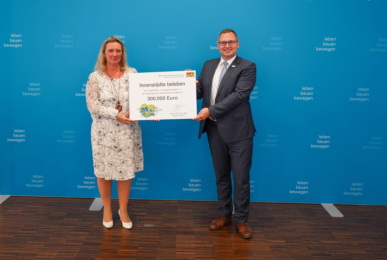 Bauministerin Kerstin Schreyer bei der Übergabe des Förderbescheids an 3. Bürgermeister Stefan Schuh, der stellvertretend für Oberbürgermeister Thomas Ebersberger den Förderbescheid für die Stadt Bayreuth entgegennahm. | Foto: Staatsministerium für Wohnen, Bauen und Verkehr.