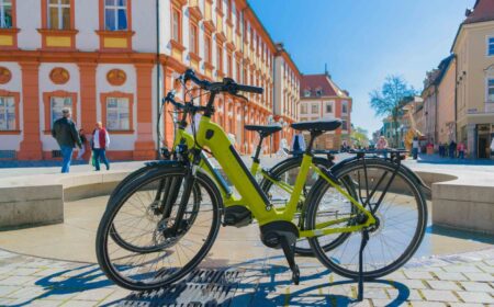 Zwei Fahrräder vor dem Alten Schloss.