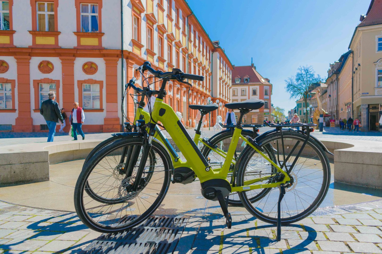 Zwei Fahrräder vor dem Alten Schloss.