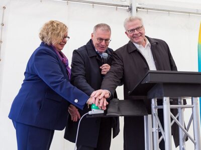 Dr. Ulrike Wolf (Ministerialdirektorin im bayerischen Wirtschaftsministerium), Stadtwerke-Geschäftsführer Jürgen Bayer und Oberbürgermeister Thomas Ebersberger.