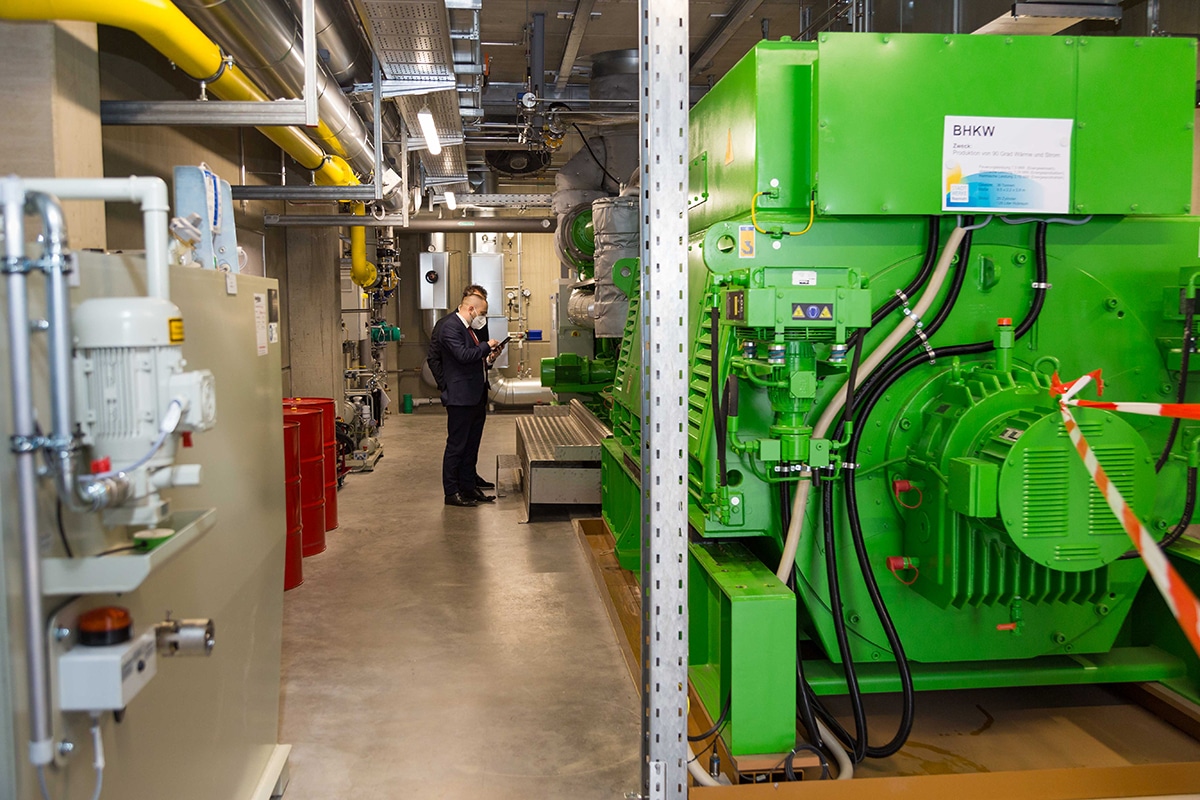 Foto zeigt das neue Blockheizkraftwerk der Stadtwerke – ein mächtiger Motor