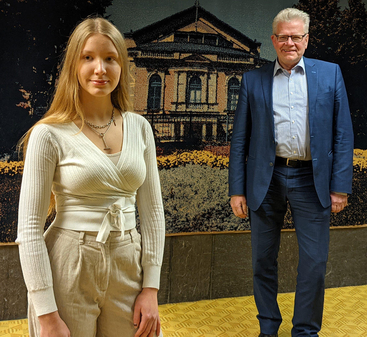 Christkind-2021-1a Amelie Ludwig steht im Vordergrund, versetzt dahinter auf der rechten Seite Thomas Ebersberger