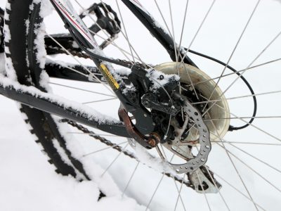Fahrradreifen im Schnee