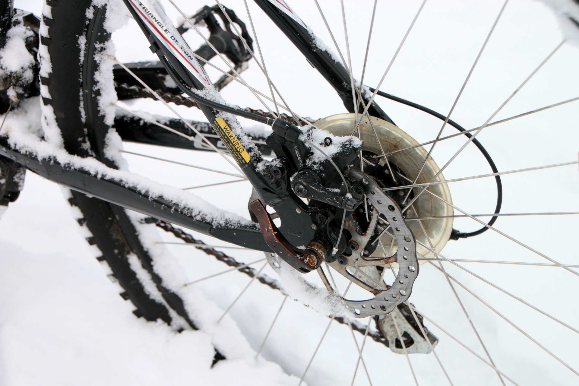 Fahrradreifen im Schnee