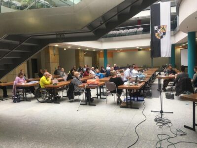 IMG_3311 Seitenansicht des gefüllten Sitzungssaals im Atrium der Schlossgalerie während der Rede des Vorsitzenden.