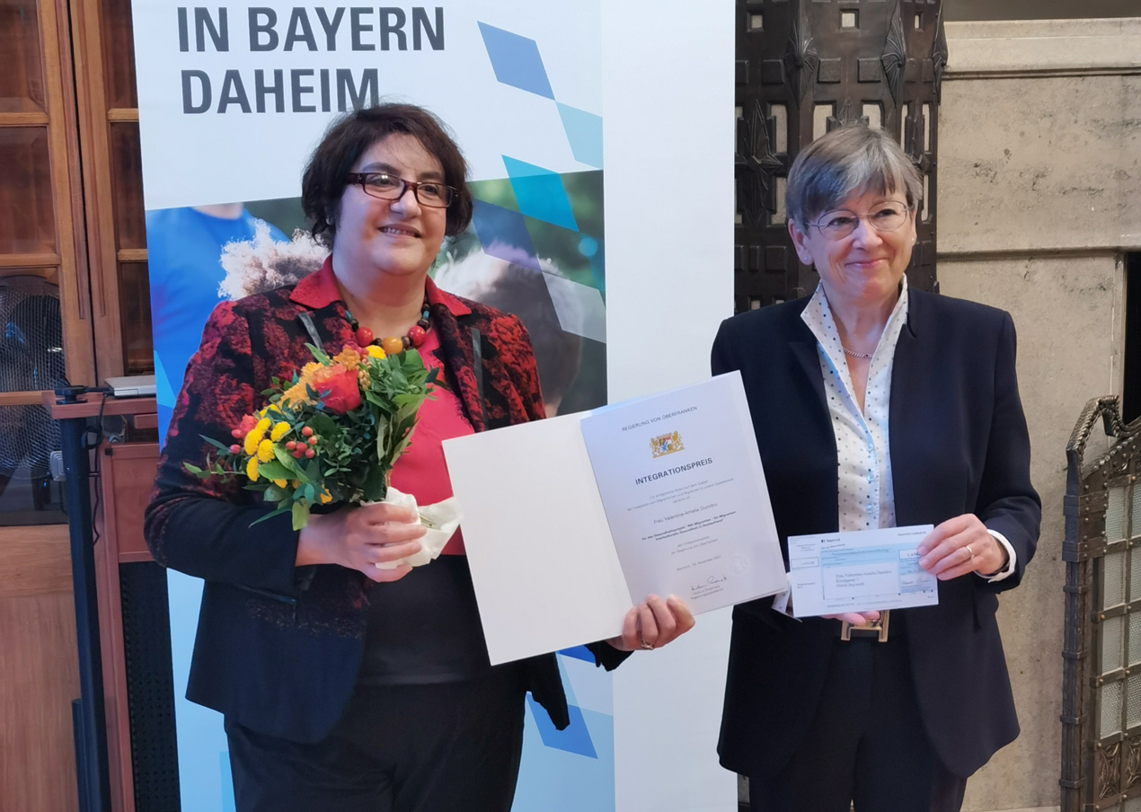 Integrationspreis.b Valentina Dumitru und Regierungspräsident Piwernetz mit Urkunde und Scheck in ihren Händen.