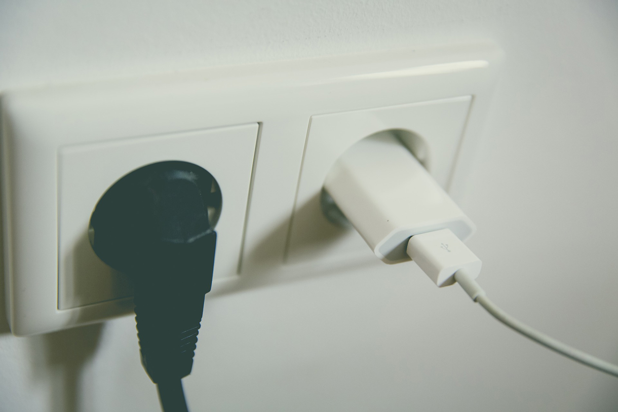 Steckdose Zwei Stecker stecken in weißen Steckdosen.