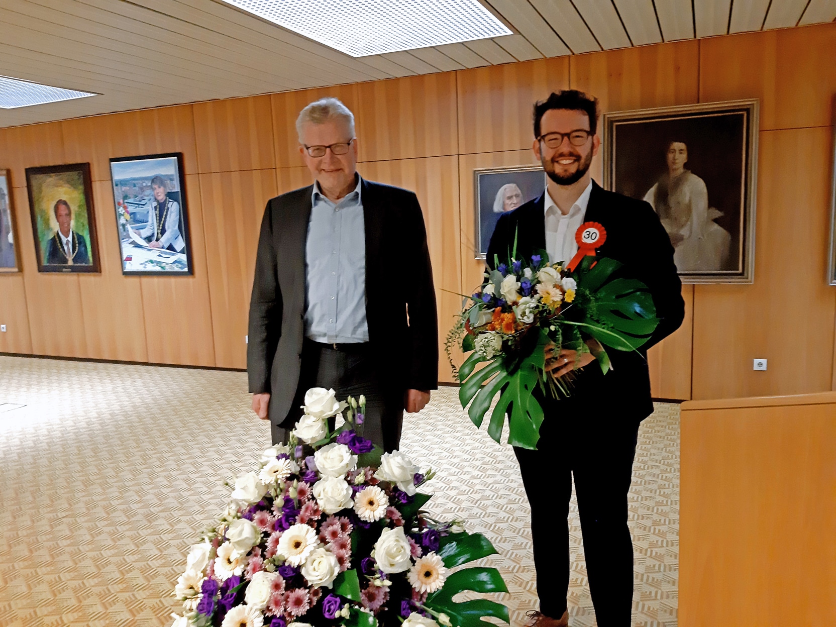 OB Ebersberger und 2. Bürgermeister Zippel mit Blumenstrauß.