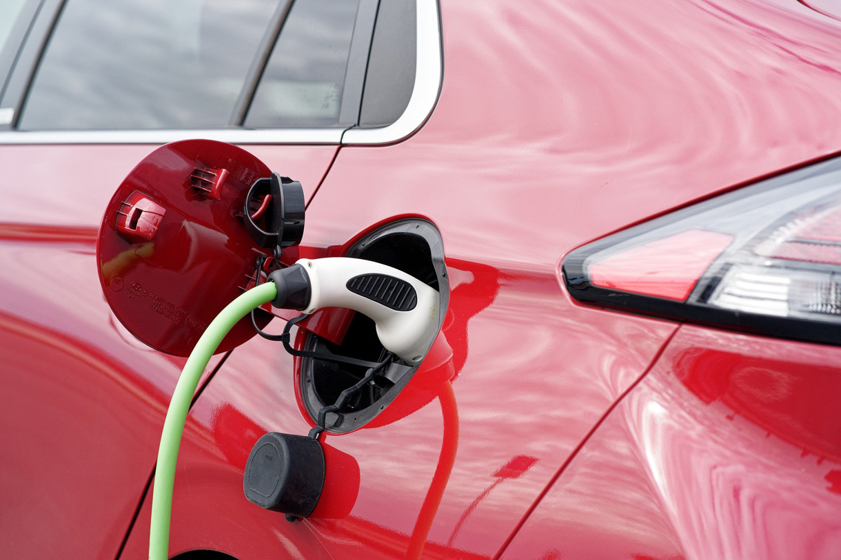 electric-car-g2c2e504bd_1920 Auto mit Ladekabel