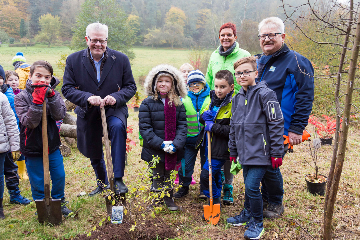 pflanzaktion-insektenparadies-stadtwerke-laineck.b Oberbürgermeister Ebersberger mit Kindern auf einem Pflanzgrundstück.