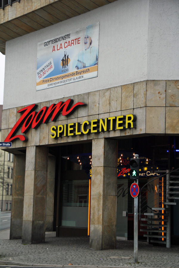 Leuchtschriftwerbung Zoom Spielecenter am Gebäude Erlanger Straße / Wittelsbacherring