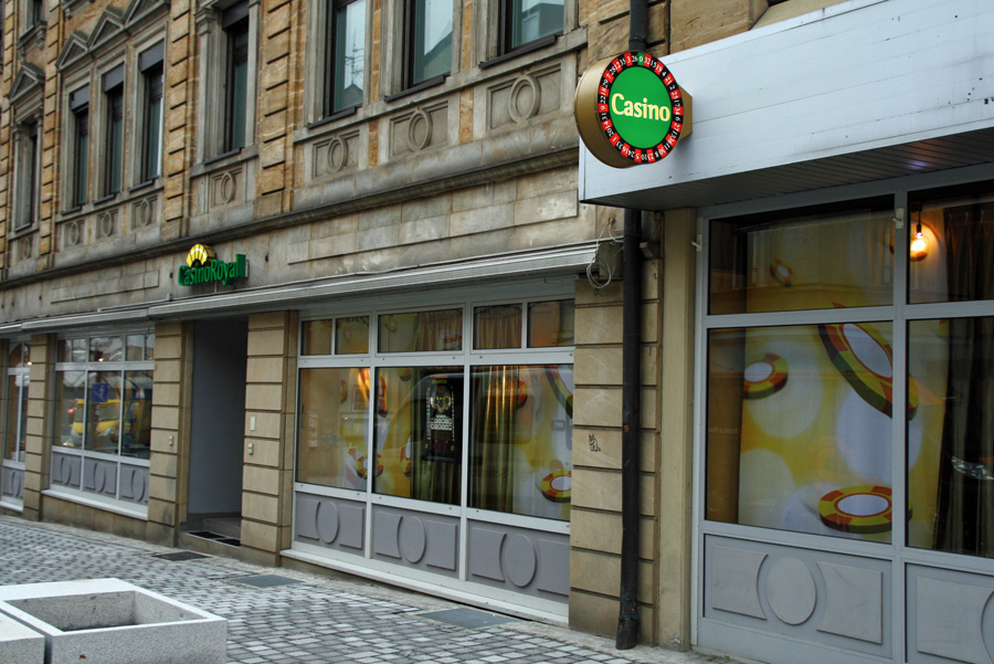 Gebäude Untere Maxstraße mit Werbestoffbahnen zugehängte Schaufenster und Lichtwerbung Casino Royal