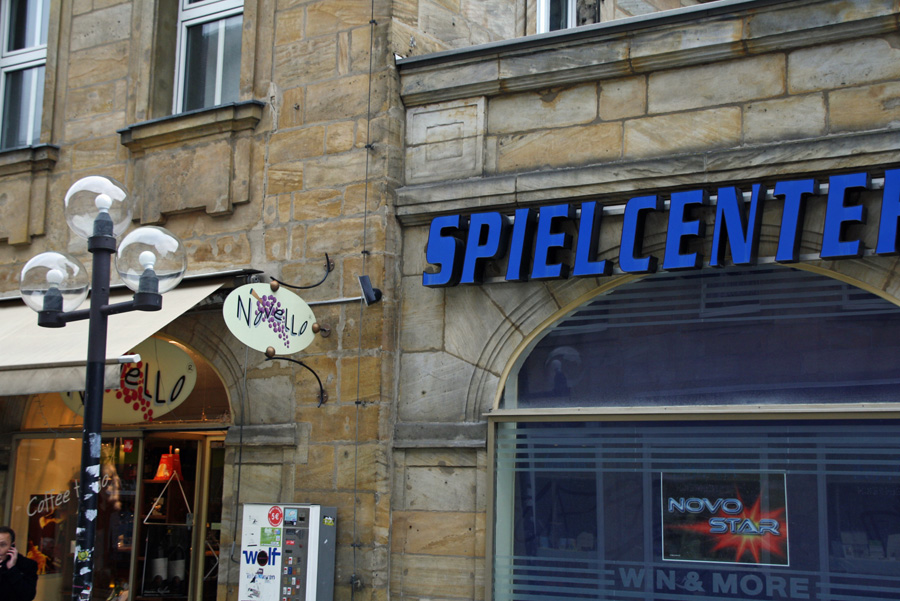 Gebäude Untere Maxstraße mit folierter Schaufensterscheibe und Leuchtschriftwerbung Spielecenter