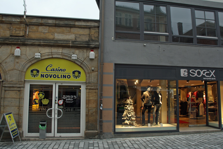 Gebäude Untere Maxstraße mit folierter Eingangstür und Werbung Casino Novolino