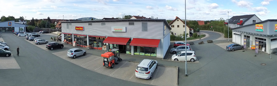 Panoramafoto Parkplatz Nürnberger Str. mit Aldi, Brunner Bäcker, Metzgerei Hausner, Getränkemarkt Fristo