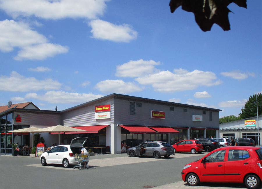 Parkplatz Nürnberger Str. mit Brunner Bäcker, Metzgerei Hausner und Sparkasse