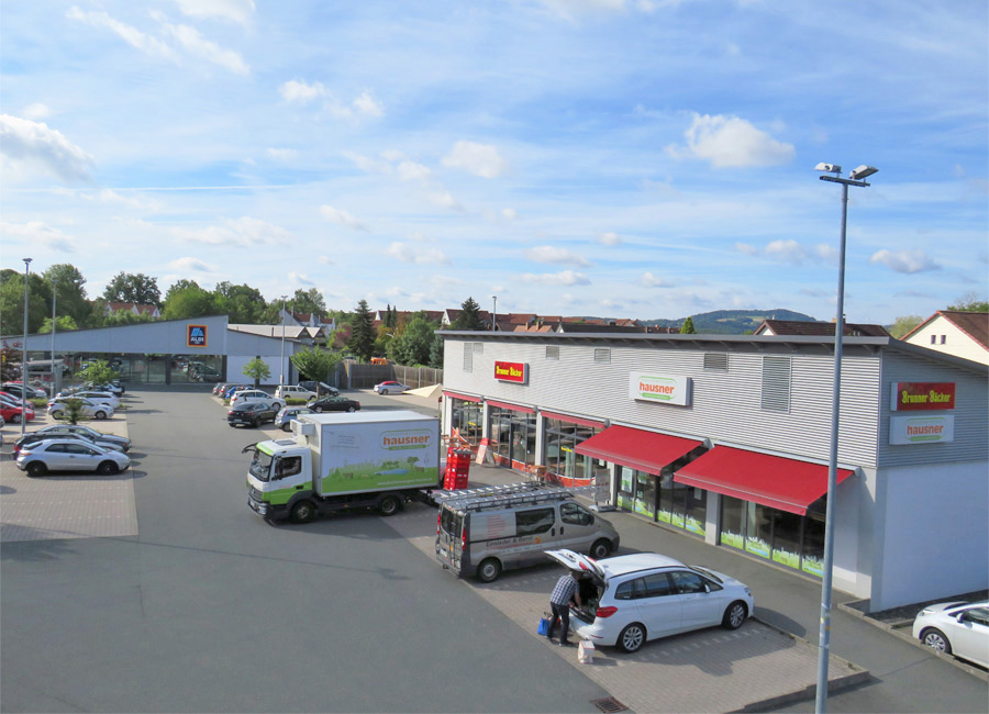 Parkplatz Nürnberger Str. mit Brunner Bäcker, Metzgerei Hausner und Sparkasse