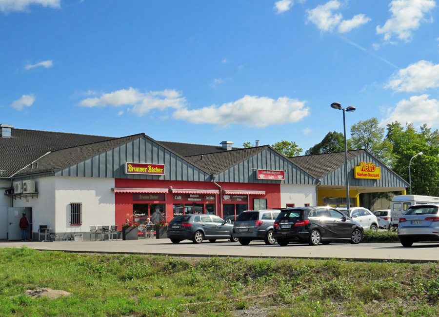 Parkplatz Justus-Liebig-Str. mit Brunner Bäcker, Landmetzgerei Witt und Netto