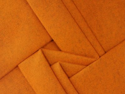 Zuschnitte von Stoffen in der Farbe Orange
