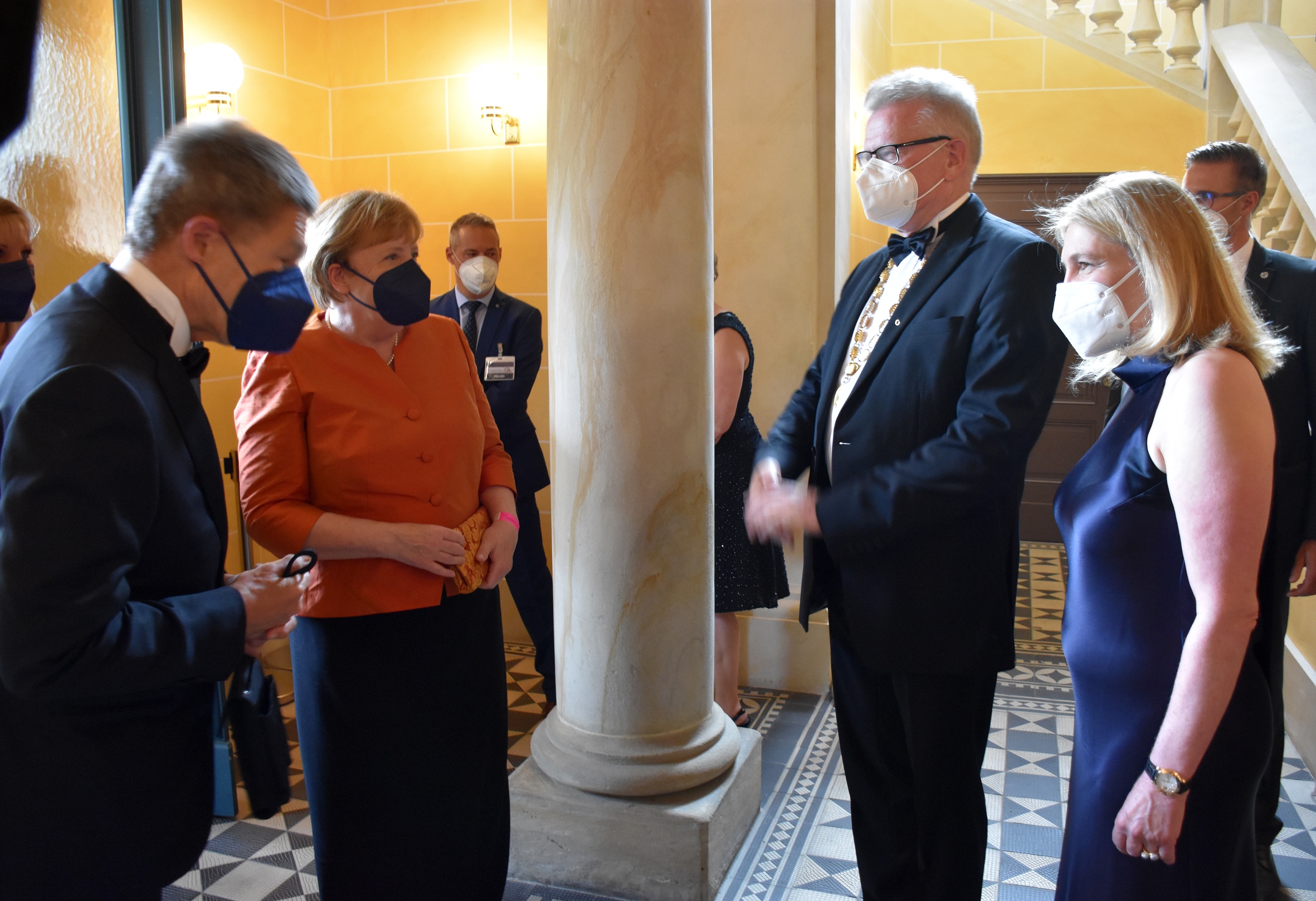 Bundeskanzlerin Merkel wird von OB Ebersberger im Festspielhaus begrüßt.