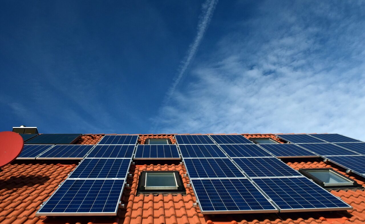 Solarmodule auf einem Hausdach