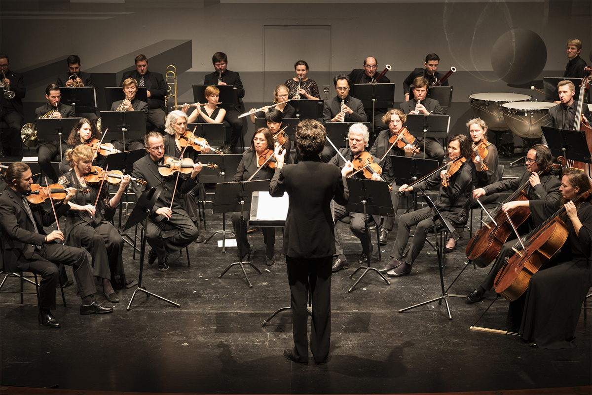 Orchestermusiker und Dirigent beim Musizieren.