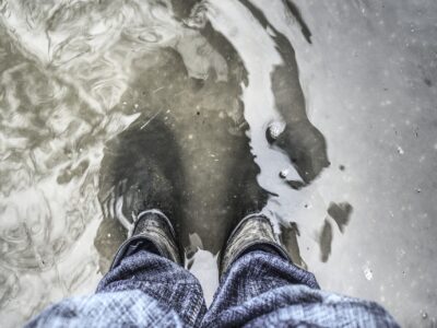 Gummistiefel im Wasser