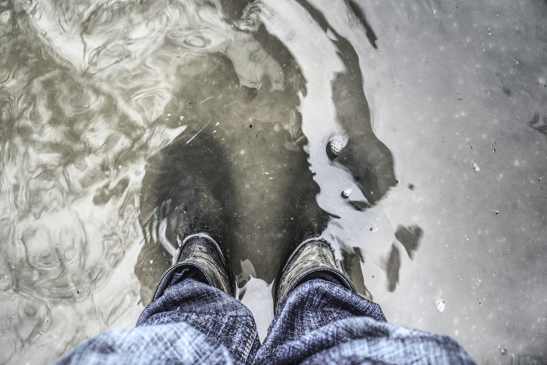 Hochwasser Gummistiefel im Wasser