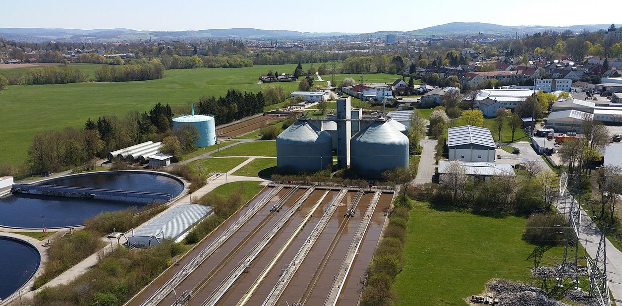 Kläranlage mit Reinigungsbecken und zwei Faultürmen.