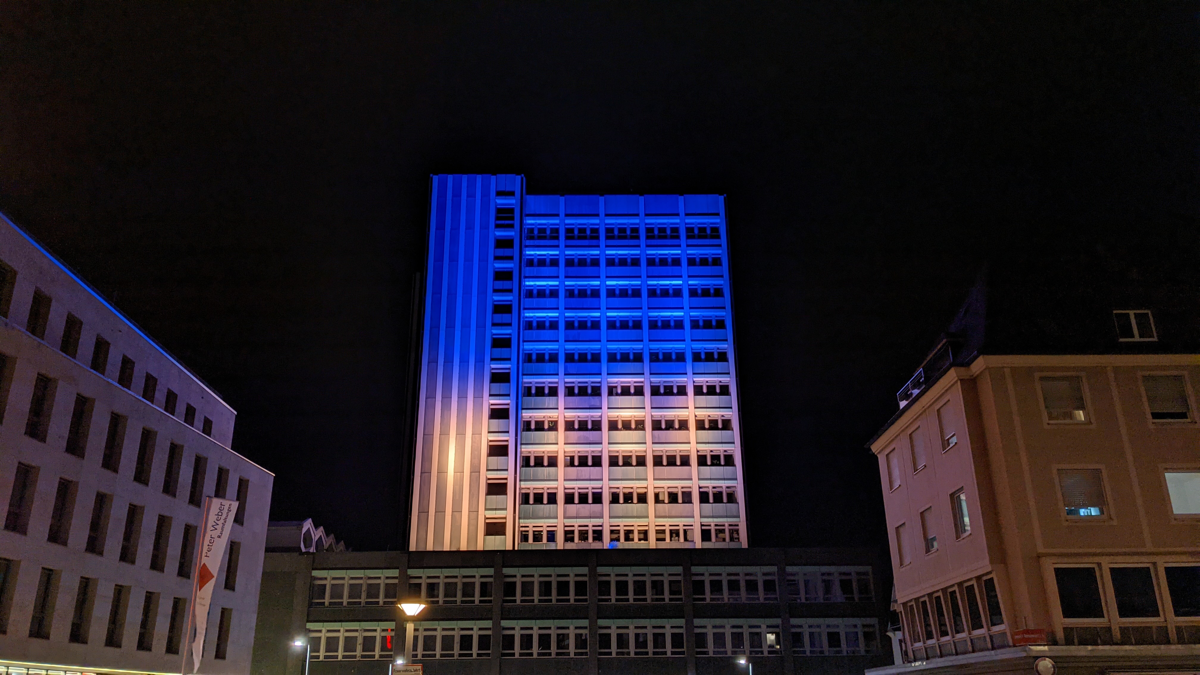 Das Neue Rathaus leuchtet in den Farben der ukrainischen Flagge in gelb und blau.