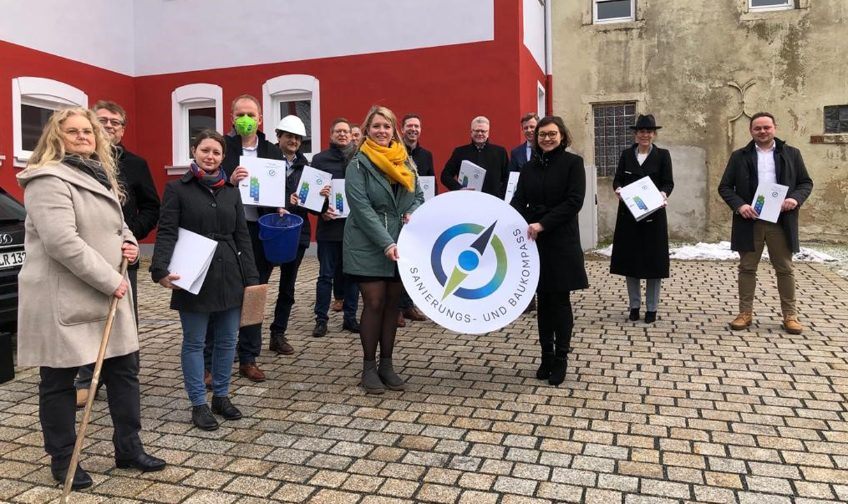 Das Projektteam mit den politischen Vertretern der Regionen Bayreuth, Hof und Wunsiedel (von links): Beate Kadner-Rausch, Stefan Stumpf, Lena Reintgen, Markus Bauernfeind, Alexander Popp, Benjamin Fischer, Wunsiedler Landrat Peter Berek, Marie Grieshammer, Bayreuther Landrat Florian Wiedemann, Bayreuther Oberbürgermeister Thomas Ebersberger, Hofer Landrat Oliver Bär, Katharina Hornfeck, Hofer Oberbürgermeisterin Eva Döhla und Daniel Schreiner, Bürgermeister des Marktes Sparneck. Foto: Stadt Hof