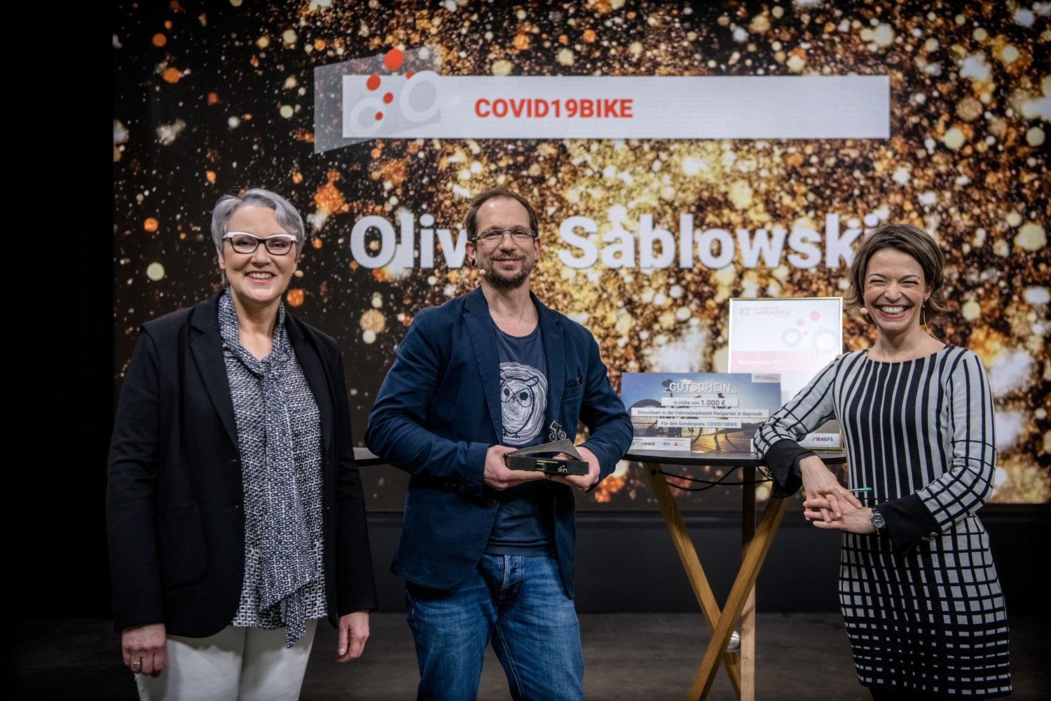 der.deutsche.fahrradpreis-andreas.endermann-020 Preisverleihung: Rechts neben Oliver Sablowski Moderatorin Anna Planken (ARD Morgenmagazin) und links die Vorsitzende der Arbeitsgemeinschaft fußgänger- und fahrradfreundlicher Städte, Gemeinden und Kreise in NRW, Christine Fuchs. Foto: Andreas Endermann