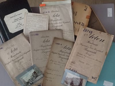 Übereinander liegende Archiv-Dokumente