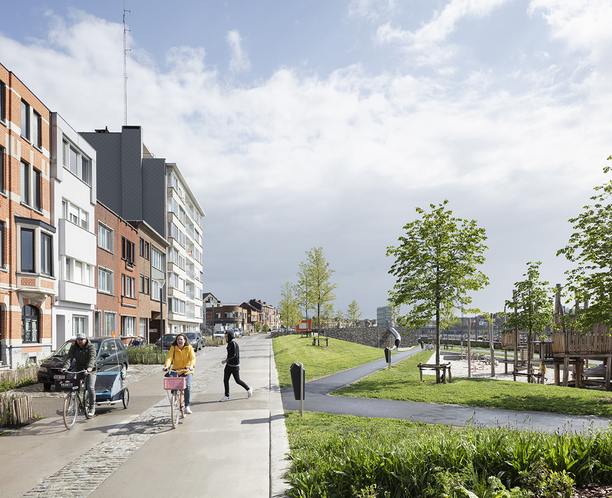 184 Park Belle Vue_Michiel de Cleene_A_Leuven_1_004_HR Wohngegend mit Parklandschaft, Straße und Fahrrädern